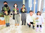 完成したミニ門松を手にする参加者