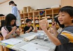  素焼きの湯飲みに絵を描く園児たち＝１１日、日吉津村日吉津のひえづこども園 