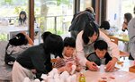 新緑に囲まれた会場で思い思いに楽しむ子どもたち＝４月２７日、香美町村岡区森脇の「うづかの森」