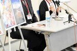 犯罪被害者支援について講演する、渡辺美希子さんの母達子さん（右）と兄勇さん＝２４日、鳥取県警本部