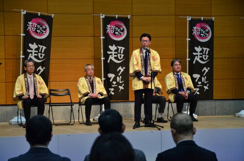 開会式であいさつする伊木隆米子市長＝１６日、米子市の米子コンベンションセンター特設会場