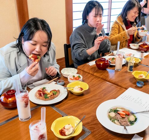 いちご生パスタ（手前右）などイチゴ尽くしの料理を堪能する関係者