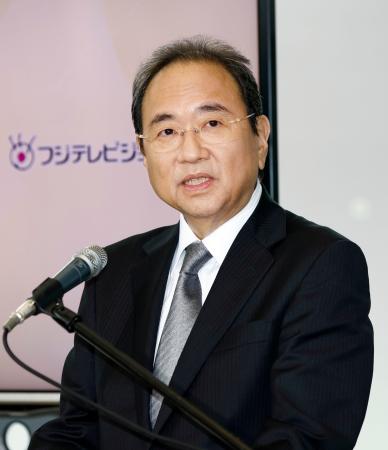 　取材に応じるフジ・メディア・ホールディングスの清水賢治専務＝１６日午後、東京都港区