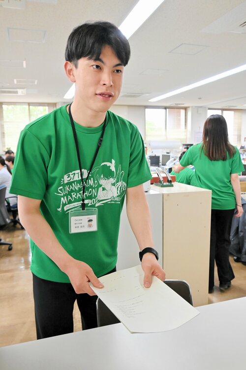 コナンＴシャツを着て業務に当たる職員＝４日、北栄町役場