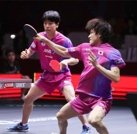 　男子ダブルス決勝で台湾ペアと対戦する篠塚大登（左）、戸上隼輔組＝ドーハ近郊（共同）