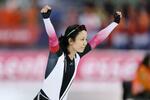 　スピードスケート世界距離別選手権の女子１０００メートルで２連覇し、歓声に応える高木美帆＝３月、ハーマル（共同）