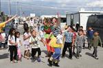 　トルコ南部アンタキヤの震災被災地に建てられた仮設住宅で、公演の始まりを告げる道化師たち。小さな子どもたちが駆け寄ってきた＝２０２４年９月、アンタキヤ（撮影・沢田博之、共同）