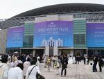 　１２日、世界平和統一家庭連合（旧統一教会）が韓国・加平で開いた合同結婚式の会場前（共同）
