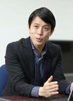 　インタビューに答える一橋大の江藤祥平教授