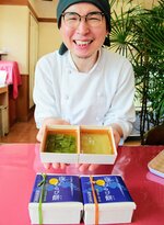 鳥取県産の原材料にこだわって作った新商品「夜のわらび餅」＝２８日、倉吉市福山のケーキショップチロル