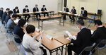 医療、福祉関連の県対策本部と国や他県とが迅速に連携していくための「統合型医療福祉災害対策」の在り方について話し合う関係者＝５日、鳥取県庁