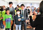 高柳選手（後列左）らと記念撮影する平家さん（前列左）＝鳥取砂丘コナン空港
