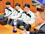 手嶋町長（右）に意気込みを語る部員ら