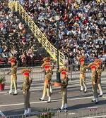 　両腕を広げるインド軍の兵士ら＝３月、インド・アタリ（共同）