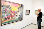 色彩豊かな作品に見入る来場者