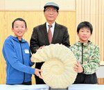 別所さん（中央）が寄贈した天然アンモナイト