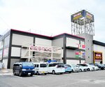 ２８日の「ＭＥＧＡドンキ」オープンに向け準備が進む旧ホープタウンの建物＝米子市米原２丁目