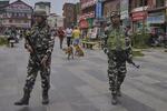 　１日、カシミール地方のインド勢力下地域を警備する治安部隊員（ＡＰ＝共同）