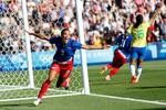 　パリ五輪のサッカー女子決勝のブラジル戦でゴールを決め、駆け出す米国のスワンソン＝２０２４年８月、パリ（ＡＰ＝共同）