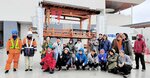 無事に山車を運び終え、笑顔で写真撮影する参加者ら