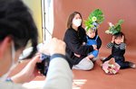 花の飾りを身に着け撮影に臨む子どもたち＝１１日、北栄町由良宿の同町図書館