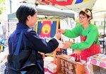 おいしそうなグルメなどが並び買い物を楽しむ来館者（左）＝５日、倉吉市駄経寺町２丁目の鳥取県立美術館