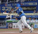 　６回日本ハム１死満塁、代打吉田が右中間に走者一掃の三塁打を放つ＝ＺＯＺＯマリン