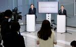 　報道陣の取材に応じるフジテレビの清水賢治社長（右）とフジ・メディア・ホールディングスの金光修社長＝４月３０日午後、東京都港区