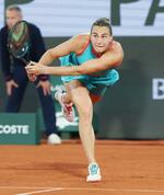 　女子シングルス１回戦でプレーするアリーナ・サバレンカ＝パリ（共同）