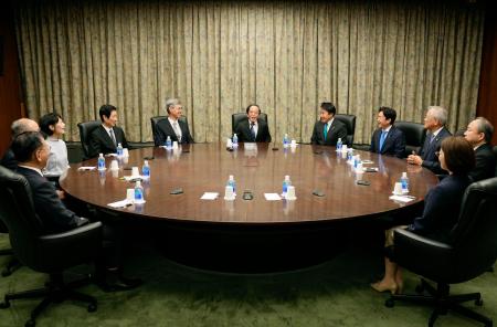　金融政策決定会合に臨む日銀の植田総裁（中央）ら＝１日午前、日銀本店