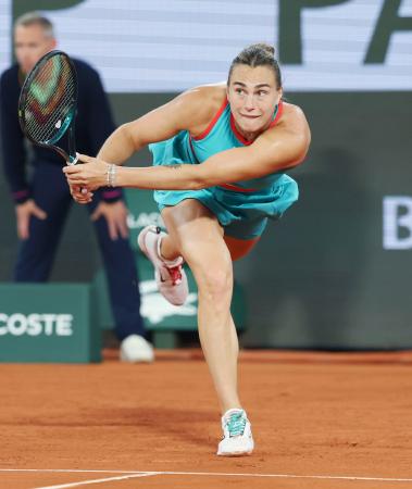 　女子シングルス１回戦でプレーするアリーナ・サバレンカ＝パリ（共同）