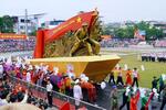 　７日、ベトナム北西部ディエンビエンフーで開かれた戦勝記念の式典でのパレード（共同）
