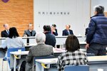 議員に対して意見を述べる町民（右）＝１６日、江府町役場