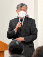 難聴について解説する立川院長