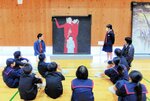 美術館に親しんでもらおうと１５年前から始めた学校出前講座「どこでもミュージアム」（石川県立美術館提供）