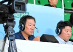 高校野球鳥取大会で解説する筆者（左）