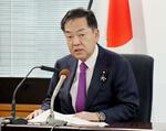 　閣議後、記者会見する浅尾環境相＝１８日午前、環境省