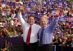 　支持者に手を振る米大統領選の民主党候補アル・ゴア氏（左）と、副大統領候補のリーバーマン氏＝２０００年１０月、テネシー州（ＡＰ＝共同）