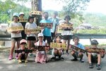 手作りした桜街道の看板を掲げる子どもたち