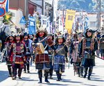 華やかな甲冑姿で城下を練り歩く武者行列