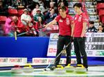 　カーリング男子世界選手権のカナダ戦でプレーする日本代表ＳＣ軽井沢クの山口（左）と柳沢＝ムースジョー（ロイター＝共同）