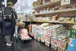 　スーパーマルサン越谷花田店の店頭に並んだコメ＝１４日午前、埼玉県越谷市