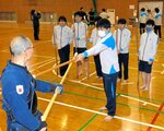 木銃を手にして「突き」の動作を教わる生徒ら＝米子北斗高