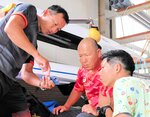 練習後に映像を確認しながら改善策を協議する武田氏（左）と森（中央）＝県立米子艇庫