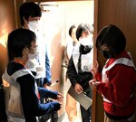 児童虐待が疑われる世帯のシミュレーションで対応訓練をする参加者