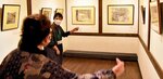 塩谷作品の奥深さに興味を示す来館者