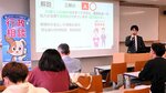 学生にも身近な話題をクイズ形式で解説するセンター職員