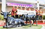 横断幕を除幕し、世界農業遺産認定を祝う関係者＝２４日、新温泉町丹土の県立但馬牧場公園