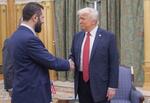 　１４日、シリアのシャラア暫定大統領（左）と握手するトランプ米大統領＝サウジアラビアの首都リヤド（サウジ王室提供・ＡＰ＝共同）