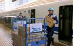 　東海道新幹線でＪＲ東京駅まで運ばれた荷物＝５月